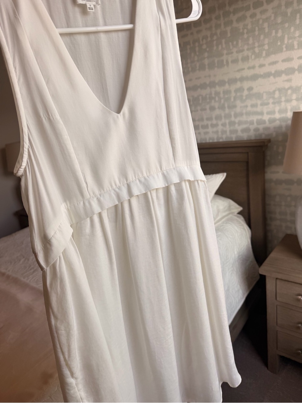 dRA Los Angeles White Flowy Sleeveless V-Neck Alhena Dress (Size Small)
